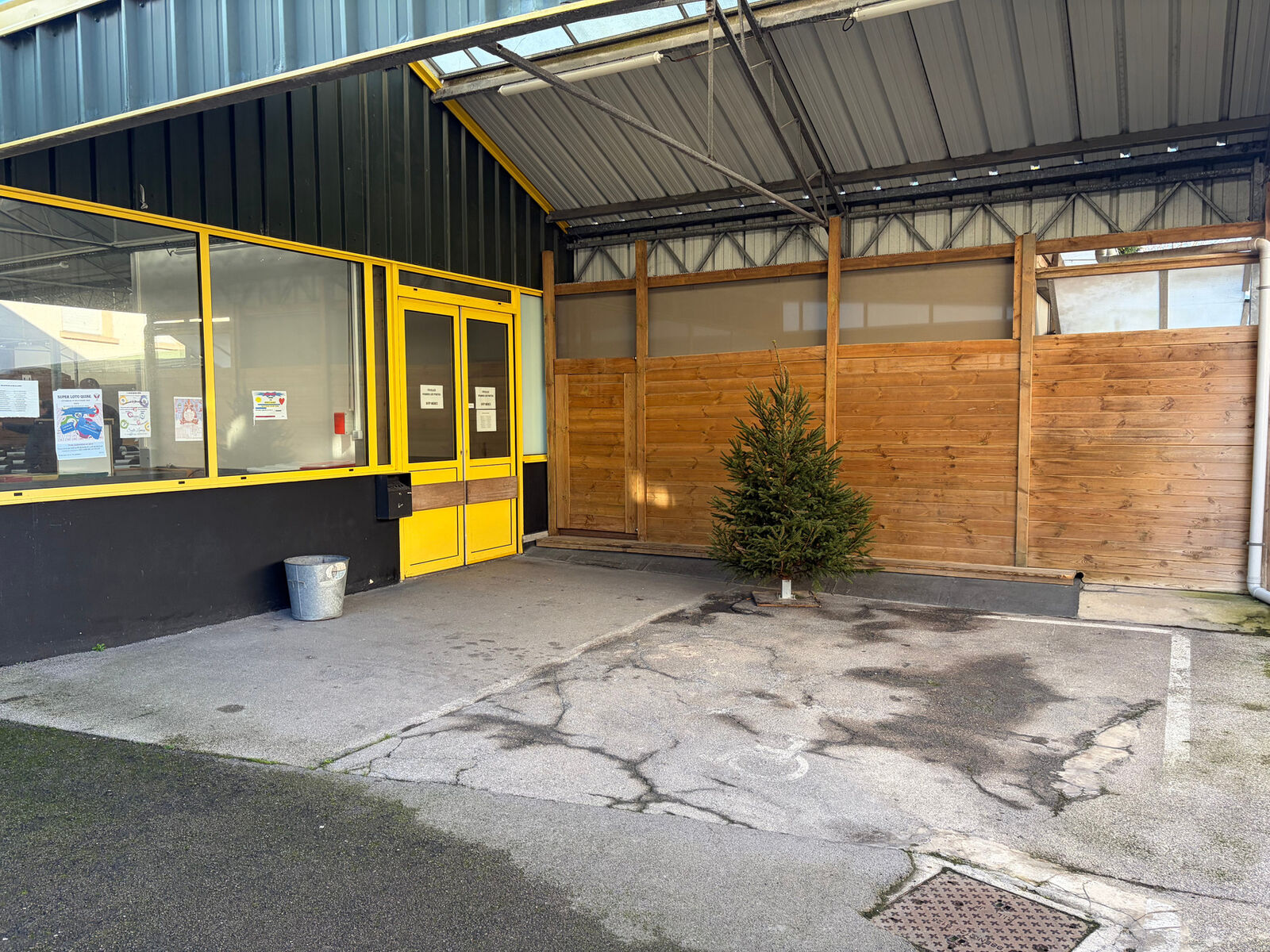 La cour devant la salle
